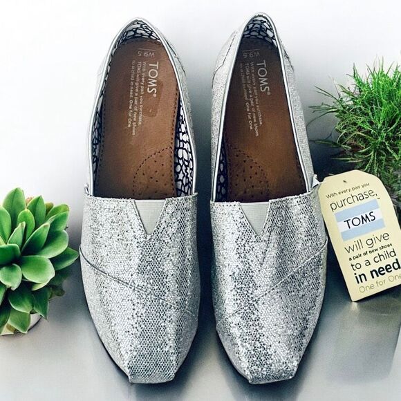 NWT Gorgeous TOMS 9.5 Silver Glitter Sparkly Alpargatas Flat Loafers Comfy Shoes - Picture 1 of 16